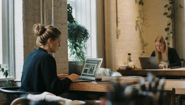 Moet ik social media beheer uitbesteden of zelf aanpakken?