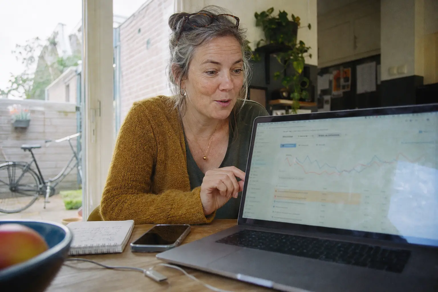 Hoe herken je zoekwoordkannibalisatie tussen een dienstenpagina en een blogartikel?