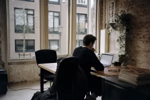 Moet ik SEO uitbesteden of zelf doen?